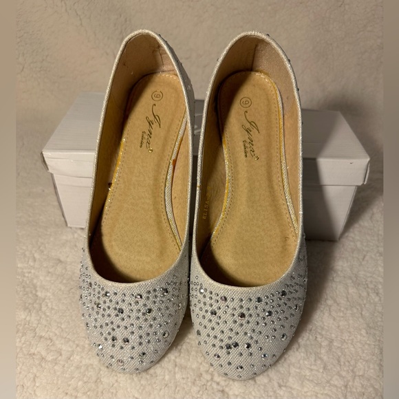 Iynx Brand shoes Silver with Rhinestones - Picture 5 of 15